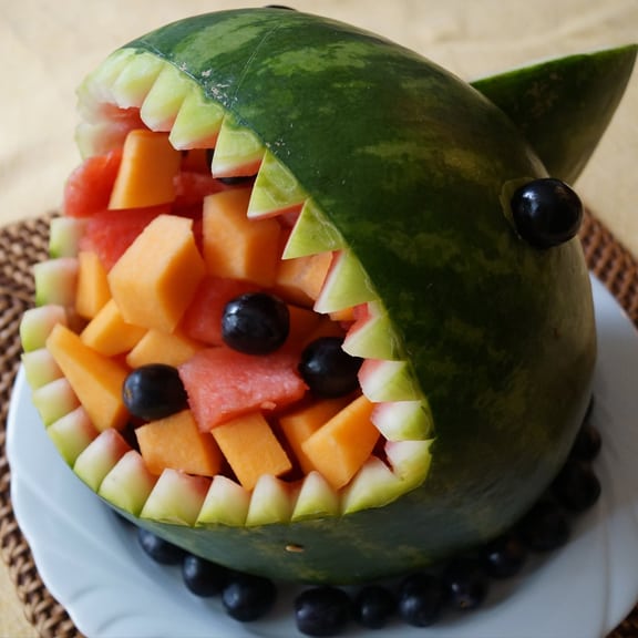 sandia en forma de tiburon