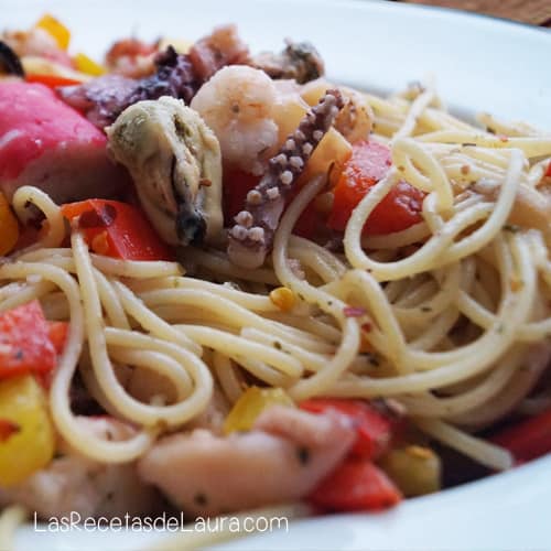 Espagueti con camarones y mariscos