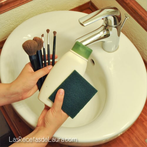 Como limpiar brochas de maquillaje - Las recetas de Laura