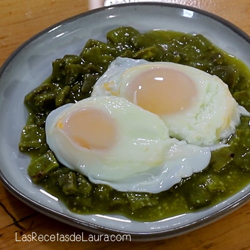 Nopales en salsa verde con huevos estrellados