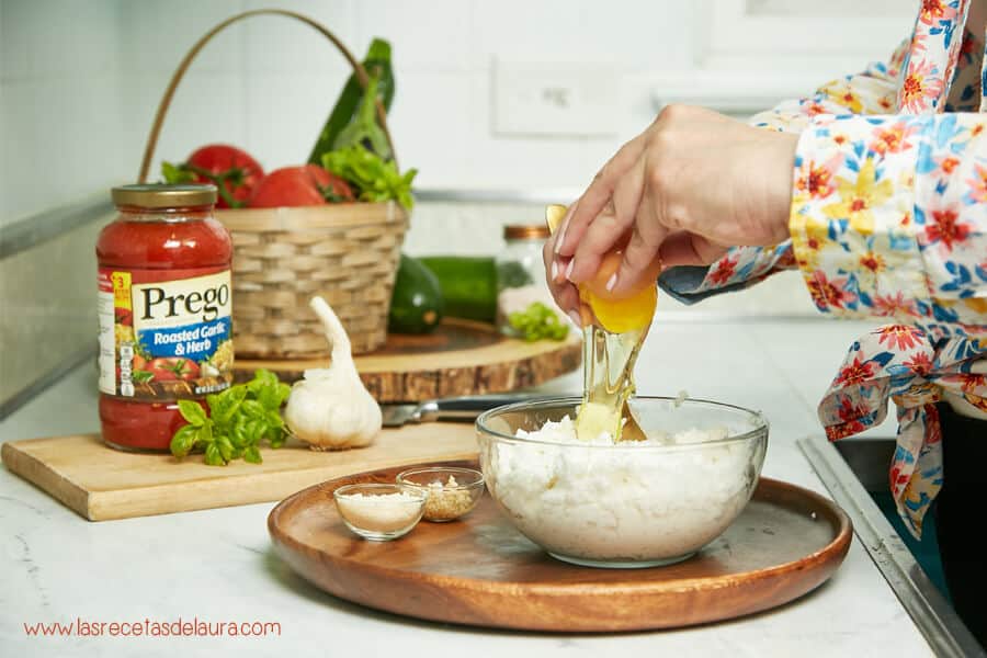 Mix the egg with the cheese