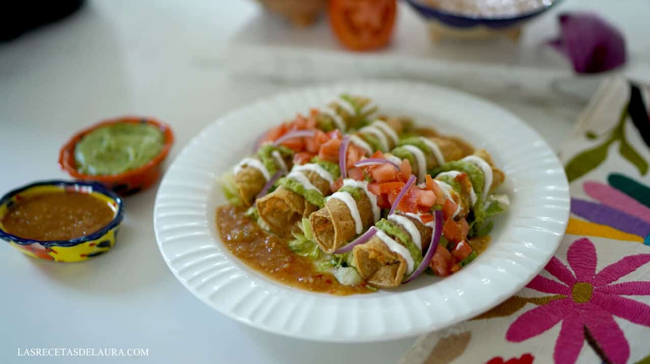 flautas de pollo con salsa de aguacate