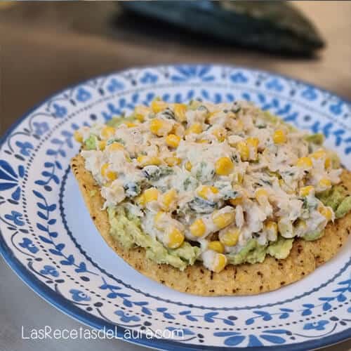 TOSTADAS DE ATÚN CON POBLANO Y ELOTITOS