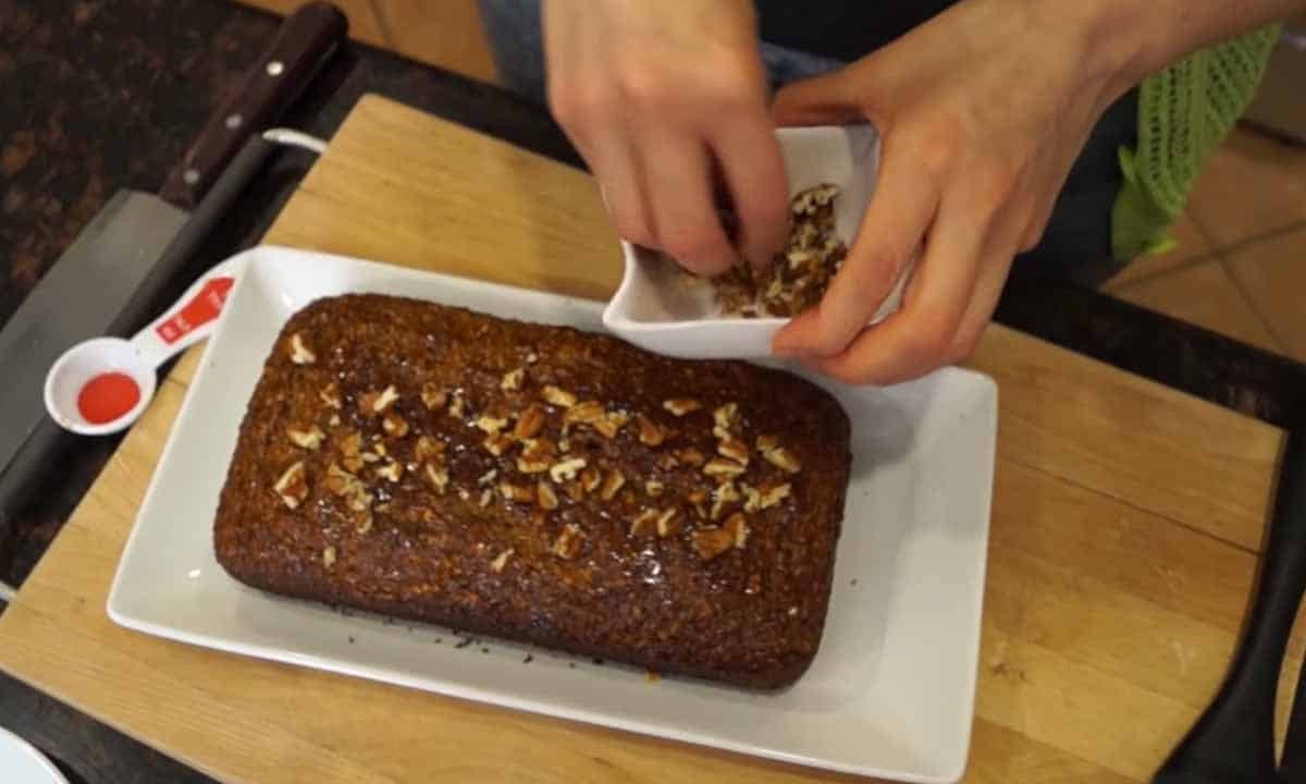 pan de platanp ya servido, laura Muller agregando nueces picadas