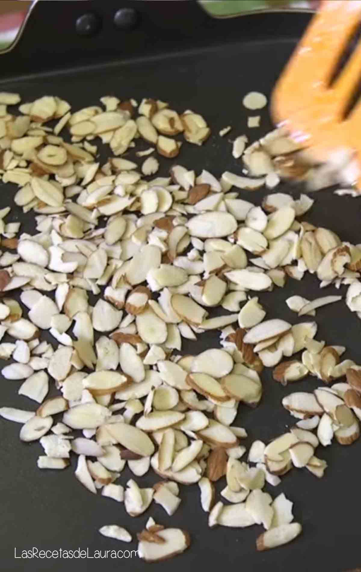 Una Sarten con almendras tostandose