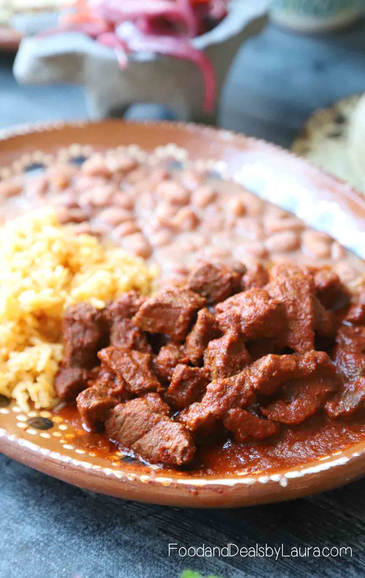 platillo mexicano con guiso mexicano, acompañado de arroz y frijoles