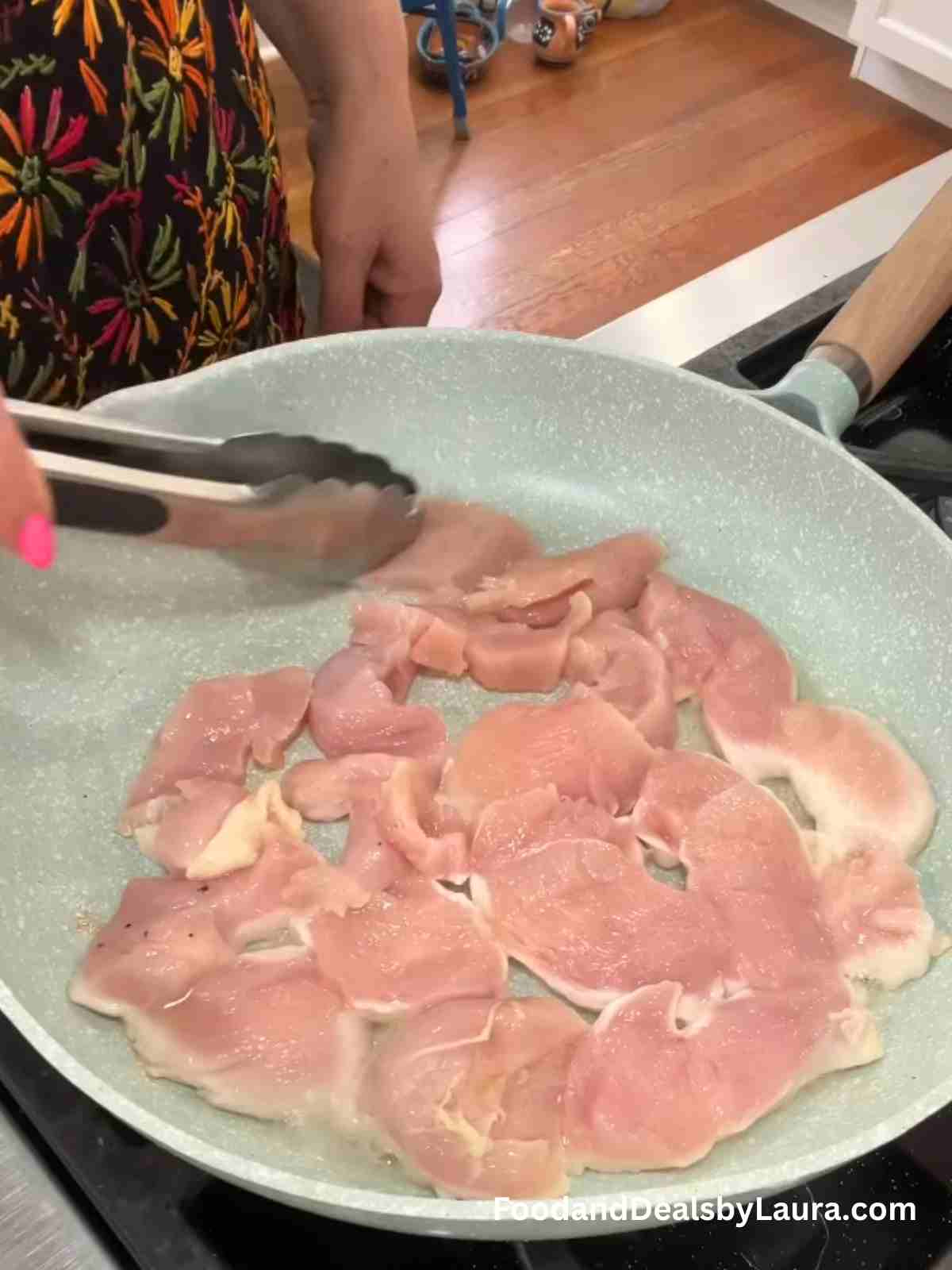 Poner el pollo en el sartén con un poco de aceite