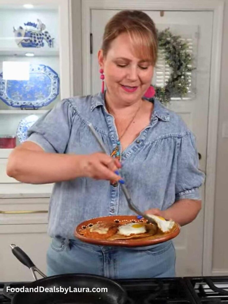 Laura Muller, una mexicana nativa, cocinando huevos rancheros con chorizo
