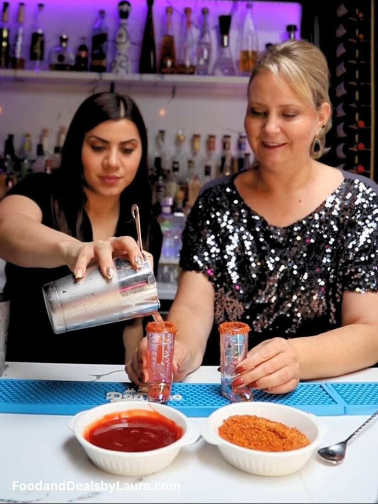Dos mexicanas experimentando para desarrollar el mejor Mexican Candy Shot