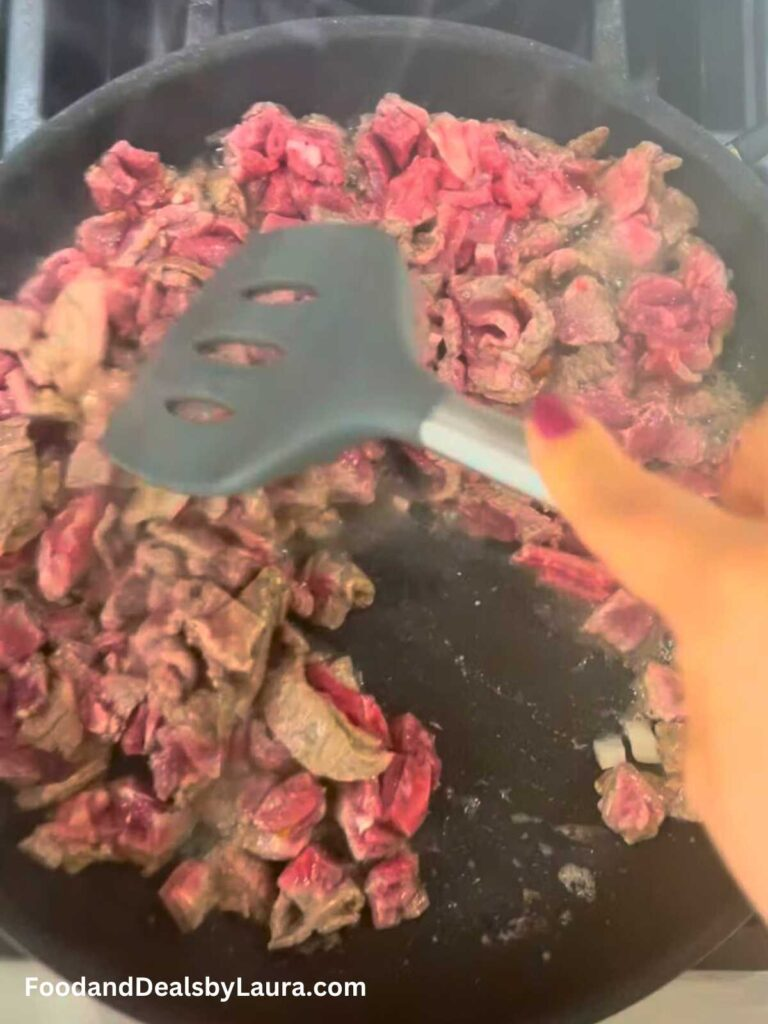 Empieza cocinando la carne, es decir, el bistec