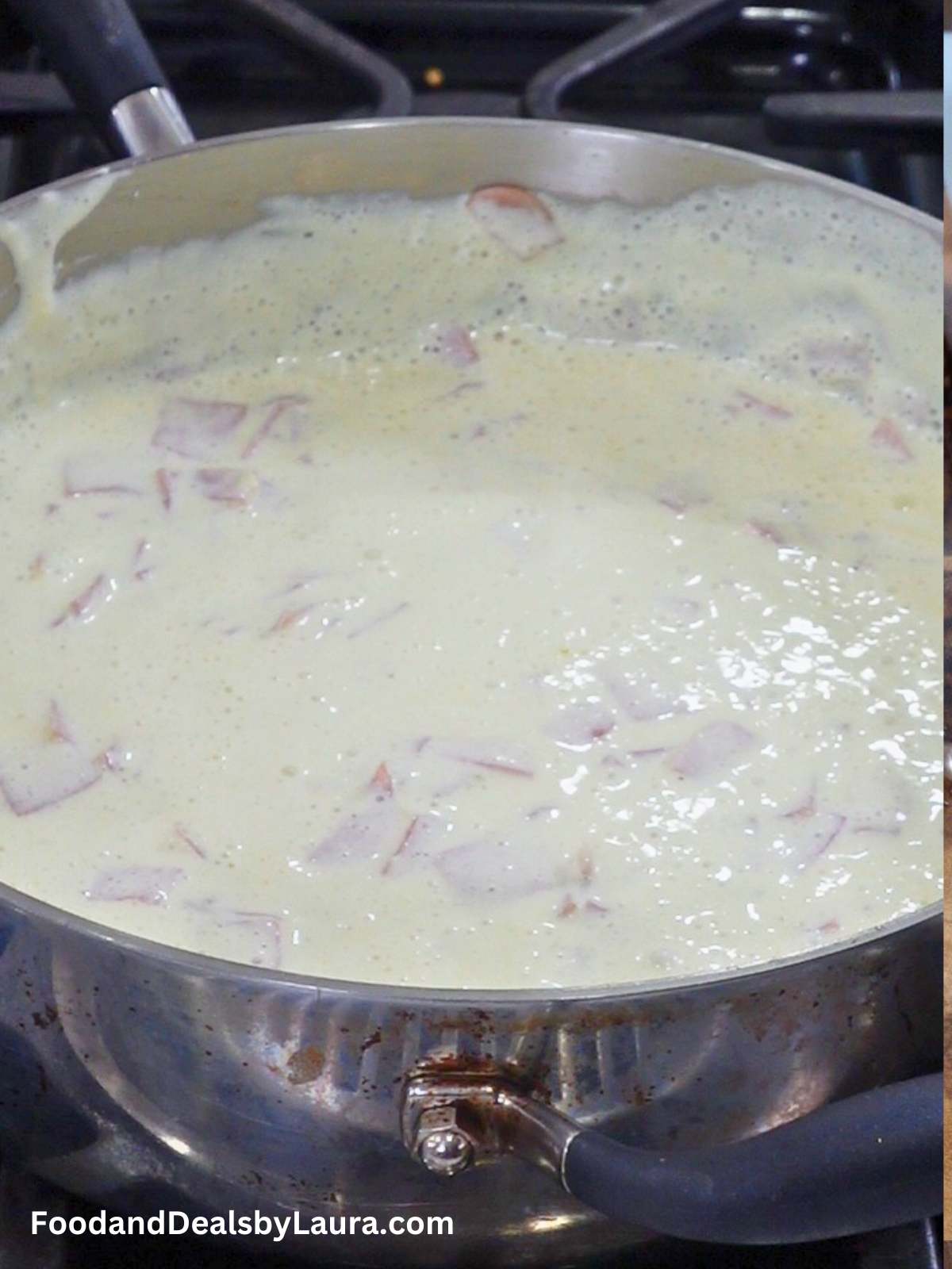 mezclando crema con jamon
