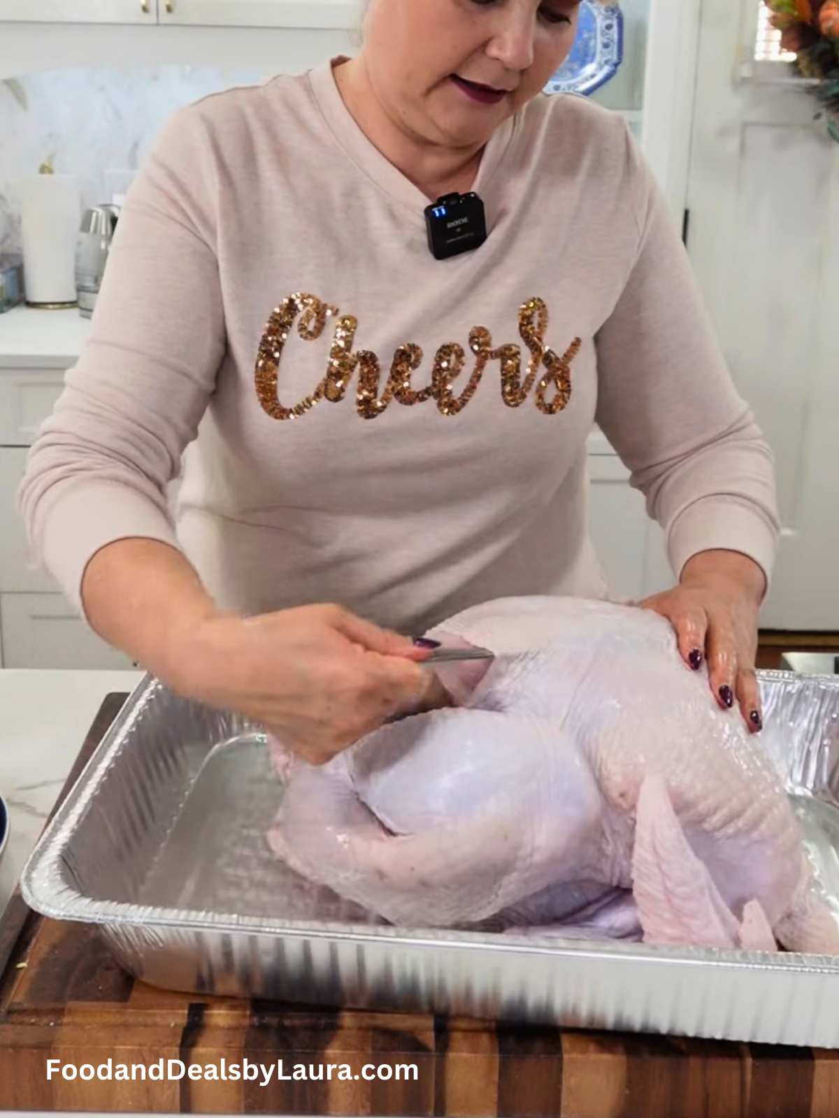 separando la piell del pavo