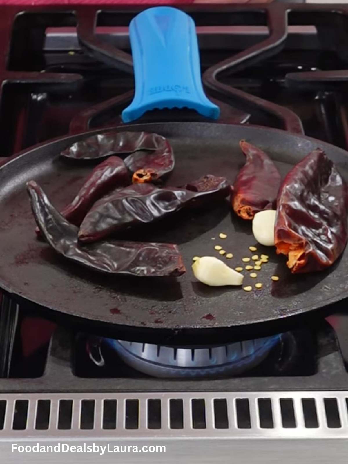 tostando chiles guajillos y ajos