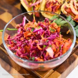 Ensalada de col morada para tacos de camarón