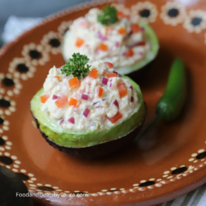 ensalada de atun en un aguacate